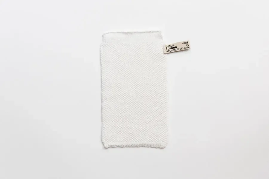 Gant_exfoliant_pour%20le%20corps-gommage%20doux_pelling-Chanvre-hennep_MG_9855-Design%20for%20resilience%C2%A9Rod%C3%A9o%20Studio.webp