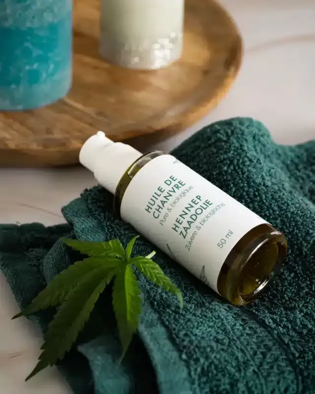 Huile de chanvre cosmétique sur serviette.webp